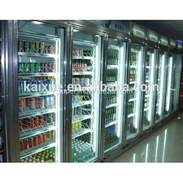 Supermarché réfrigérateur et vitrine du congélateur
